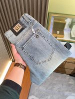 迪奥 新款来袭2680新春爆款新品 专柜有售 实体店极品牛仔裤专柜原版1:1好货，适合各个年龄段。市场最高版本的欧洲进口面料。舒适柔软亲肤，上身效果超级棒时尚百