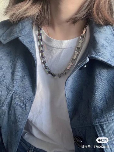 代购级品质 Lv炫彩淬火竹节项链， 男生项链推荐 经典感来自精致不凡的标志性 Monogram 刻纹。本款银色金属配饰闪亮登场于 Monogram 珠宝系列，巧