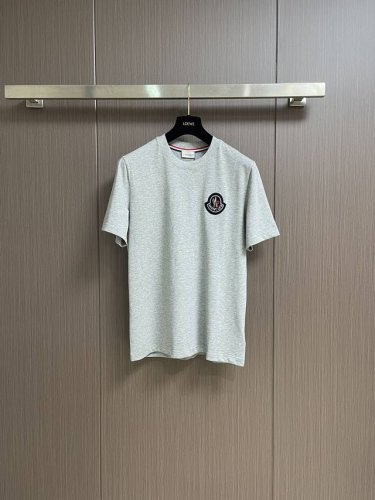 moncler 2025Ss早春新款Logo仔章短袖T恤 定制云舒绒棉平纹 柔软细腻 舒适贴肤 标志性Moncler标识点缀于胸前 仿佛艺术家的灵魂印记 辨识度