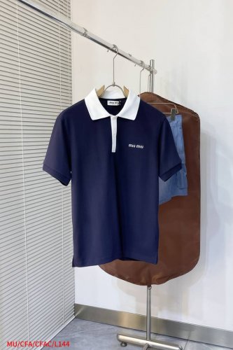 L144 Mumiu Miu 2025新款撞色领条徽标刺绣短袖polo衫 这款短袖polo衫集网球风格与学院风元素于一体。线条简约利落，加入珠地布细节，以反差配