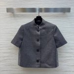 d家 25早春新款 Logo织带装饰西装套装 衣领短袖短款西服外套+织带装饰直筒半裙 配送Logo腰带 一套搭配高级又知性 中性灰色系拼接定制的织带装饰腰部 超