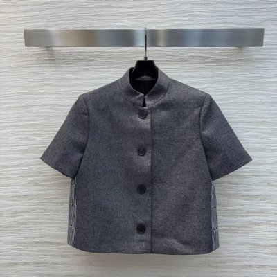 d家 25早春新款 Logo织带装饰西装套装 衣领短袖短款西服外套+织带装饰直筒半裙 配送Logo腰带 一套搭配高级又知性 中性灰色系拼接定制的织带装饰腰部 超