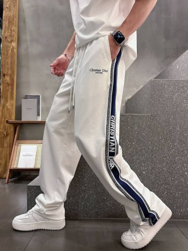 do# 2025 铜氨丝莫代尔空气层春夏休闲裤子 美学的焕新诠释,演绎浓郁的格调型时尚风范,细节感和设计感强悍.经典品牌标识做为色彩搭配,演绎经典的品牌时尚,为