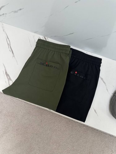 Kiton# 2025 春夏休闲裤子 美学的焕新诠释,演绎浓郁的格调型时尚风范,细节感和设计感强悍.经典品牌标识做为色彩搭配,演绎经典的品牌时尚,为整体造型增光
