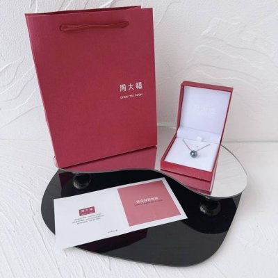 周大福 孔雀绿黑珍珠项链 复刻版 周大福母亲节新品 项链的设计精致细腻，精心镶嵌水钻，其独特的孔雀绿颜色，不同光线折射出不同的颜色，散发着神秘而深邃的光泽宛如夜