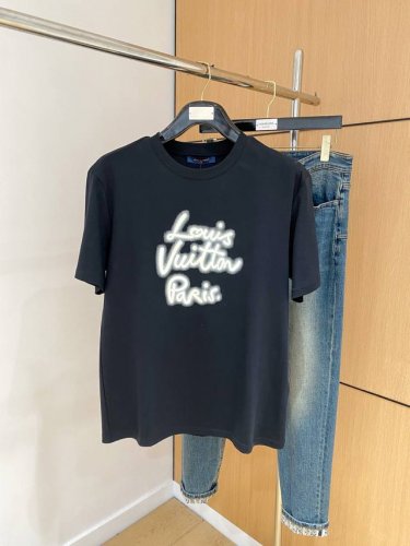 lv2025春夏新款男女同款短袖T恤，最新款全网独家首上！！~既经典有时尚百搭，谁不爱啊，将经典再次展现，非常的耐看，自带低奢光环与辨识度！传统的品牌理念和现代