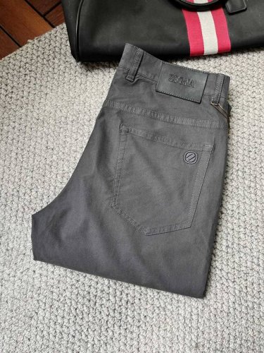 杰尼‘’ 新款来袭2640春夏新款新品 专柜有售 实体店极品休闲裤专柜原版1:1好货，适合各个年龄段。市场最高版本的欧洲进口面料。舒适柔软亲肤，上身效果超级棒时