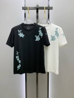 Lv25Ss春夏 新品 定制蚕丝面料丝滑透气！时尚经典圆领短袖时尚单品设计，更加时尚舒适，高标准定制，上身非常有型，胸前品牌经典Logo 图案 客供辅料，客供进