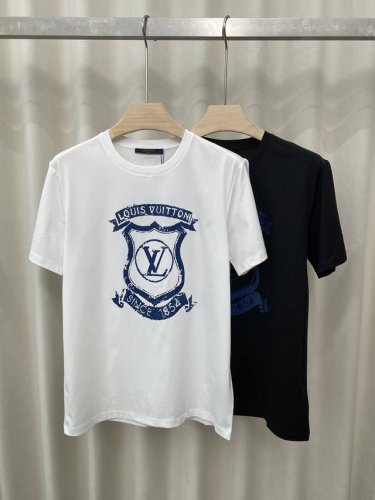 lv新款正面印花Logo短袖T恤，Zg同款，胸前提升品牌格调演绎品牌辨识度，满满的品牌精良设计，采用定制80支双股丝光棉面料；黑色 白色 S～Xxxl；