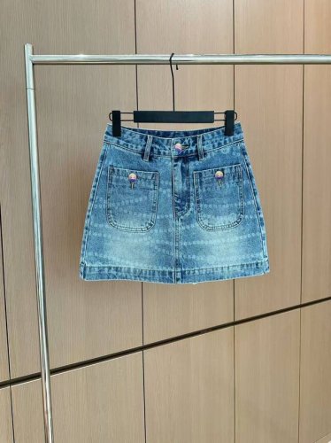 爆款现货 原单品质 Chane*｜重工双口袋牛仔半裙 采用高端定制面料，牛仔穿起来非常舒适，常规设计，包容性好，色系增添视觉魅力，而且裤子的纹路会非常细腻，是非