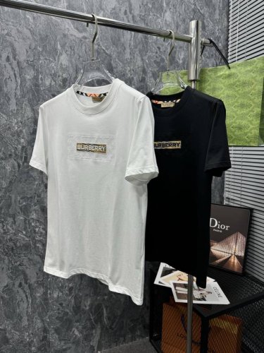 巴宝莉 顶级货品 2025春夏新款首发专柜最新款短袖圆领T恤 微阔版型 高端订制 设计前卫时尚！品牌Logo重工艺设计 高端定制280克高克重面料.手感柔软.穿