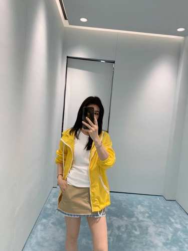prad* 25Ss春夏新款 再生尼龙拉链夹克防晒外套。原版开发 高版出品！经典连帽宽松版型下摆抽绳可调节设计。可甜可盐减龄时髦又帅气！进口再生尼龙记忆丝面料质