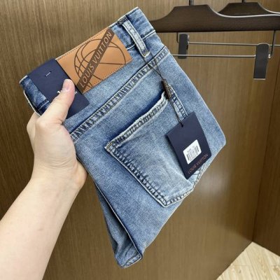 新款 Lv 高端定制、2025早春最新款小脚牛仔裤 柜台同步发售 进口固色面料 原版定制复刻 客供五金辅料 原单品质 重工洗水 做工走线精细 上身绝佳！Ftd优