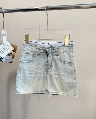 品名： * 炒盐双腰牛仔短裙 尺码：S.M.L 颜色：水洗蓝 美女标配，这条裙子写了你的名字！随性又带点小性感，辣度升级，颜色炒盐太夏天啦。牛仔裙炒盐色绝美了，