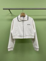 miumiu2025春款翻领拉链外套半裙运动套装，春季活力穿搭，清新简约又时尚，这套穿搭的主打色是清新的白色，给人一种干净、舒适的感觉，夹克和短裙的搭配，既有型