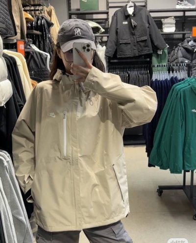官网同步Nike 耐克正品春季新款运动冲峰衣连帽夹克外套男女情侣同款上身效果超级赞。户外骑行旅游都是首选 胸前后背做了标志性的Logo刺绣 简约高级，彰显品牌属