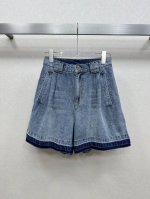 25Ss Valentin *牛仔短裤 定制五金配件 同时又能显得下半身比例修长 随便搭配一个白T或者是任何单品 上身都很清爽 减龄少女感满满 Sml