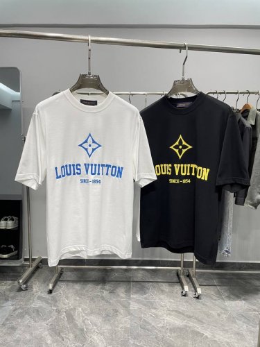LV25Ss春夏新款平纹针织棉布基础圆领短Tee，男女同款时尚立体胶印字母标识印花宽松休闲短袖T恤衫！贸易公司渠道稀出，同步官网发售！今年春夏季最时髦的一款短T