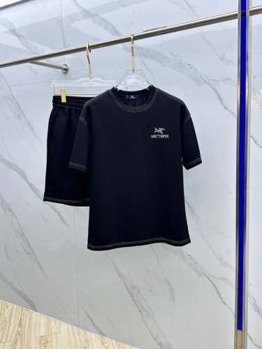 arc*始祖鸟 春夏套装版型M-Xxxl 最新最顶级平纹黑色贴标刺绣套装，定制面料 顶级品质在售，一站式制作工艺，采用进口高端订制进口丝线手感一流！上身挺拔有型