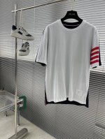 Tb 红四杠前后拼色圆领短袖 采用高端的纯棉制作工艺 干净整洁 舒适透气 尽显品质 简约大方 上身舒适且温柔 彰显个性 时尚潮流 码数 1 2 3 4 5
