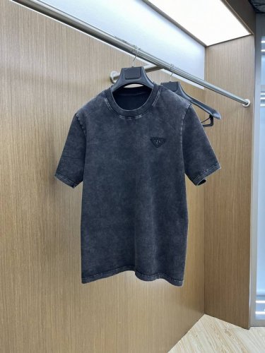 pd 独家定制工艺款 ,专柜同步2025Ss夏季新品，男士胸前经典徽标标识商务休闲撞色领短袖Polo衫！贸易公司渠道稀出，同步Gw发售！视觉颇为精致美观，彰显了