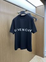 Givenchy纪梵希2025新款夏季T恤男女同款 这款黑色T恤彰显纪梵希一贯的极简美学，以挺括优质的纯棉面料打造，触感柔软亲肤，兼具舒适与质感。正面饰以大写“
