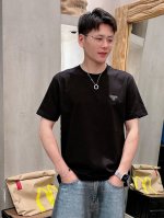 普拉达 25Ss春夏新款首发专柜最新款短袖圆领T恤 高端订制 设计前卫时尚 品牌Logo重工艺设计 高端定制230克面料.手感柔软.穿着舒适.专柜级别精致车线.
