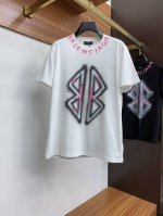 巴黎世家 Ss新工艺Logo纯棉质阔版圆领男士短袖T恤，新季新推手绘设计，塑就一系列充满复古风情的运动风单品。在这款百搭T恤上，带着一丝怀旧意蕴的图案低调呈现于