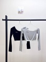 miu-Y， ,Miu家新款帆船字母刺绣短款斜肩T恤 定制面料，真兰精莫代尔莱赛尔，上身巨舒服 经典撞色元素，简约大气又不失时髦度 小短款版型配合露肩的设计 上
