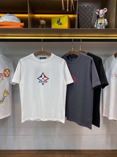 LV25Ss春夏新款平纹针织棉布基础圆领短Tee，男女同款时尚蓝白色四叶草胶印图案休闲套头短袖T恤衫！植绒印花贸易公司渠道稀出，领先官网发售！V家新款T恤以其卓