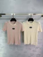 2025新款华伦Valentino短袖针织上衣，粉米两色，拼接蕾丝花边，蝴蝶结装饰，品牌标志贴，面料舒适，适合夏。减龄甜美。2色3码Sml 。T226B