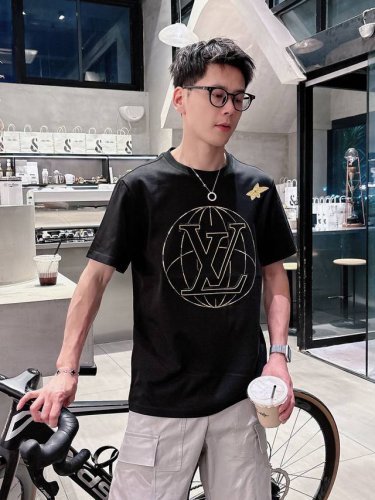louis Vuitton路易威登独家专供新款原单男士休闲短袖 高端定制 高版本 时尚百搭爆款进口面料 手感超柔软细腻 穿着亲肤舒适 高端精品 代工厂P精细做工