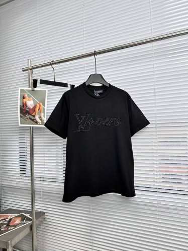 louis Vuitton 草写字母铆钉刺绣图案Logo字母印花纯色打底衫短袖T恤 男女同款 追求时尚与品质的你，怎能错过Louis Vuitton这款铆钉图案