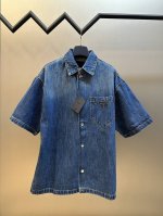 prada 徽标牛仔短袖衬衫 定染叙纹10*10牛仔面料 人工马骝 成衣炒色 定制1:1三角标 四合扣 size S M L Xl