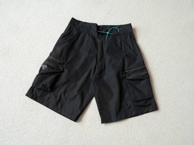 顶级机能短裤prada 普拉达 25Ss 三角标多口袋机能工装短裤 颜色：黑色 尺码：S M L Xl 尺寸推荐：S码推荐100-130斤，M码推荐130-16