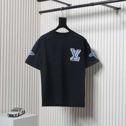 louis Vuitton 路易威登 25Ss 滑雪系列老花Logo发泡印花短袖T恤 爆款来袭，原6600购入，滑雪Ski系列限定款。 本款T恤衫取材柔软的平纹
