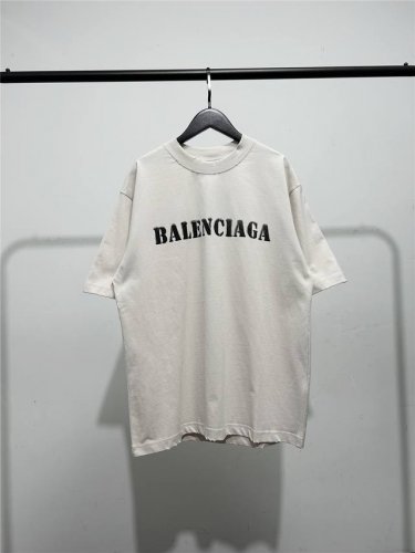 高版本，质量很好！巴黎世家 Balenciaga男女同款涂鸦字母短袖T恤！模糊一排字母款！此款尺码偏大，最小Xs穿到145斤左右！最大穿到215斤左右！ 图案采