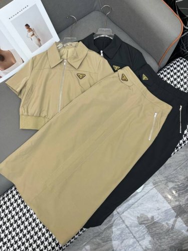 新款发售 25Ss新款翻领短袖外套半身裙套装 经典三角标装饰 时尚休闲 Sml