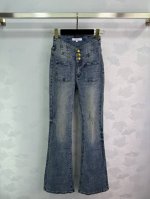 25新品上新Miss Sixty三粒扣破洞弹力微喇裤 用进口丹宁原料进口棉弹牛仔面料 上身质地亲肤柔软 微喇版型超绝 上身立显S曲线 洗水工艺也很赞 三粒扣高腰
