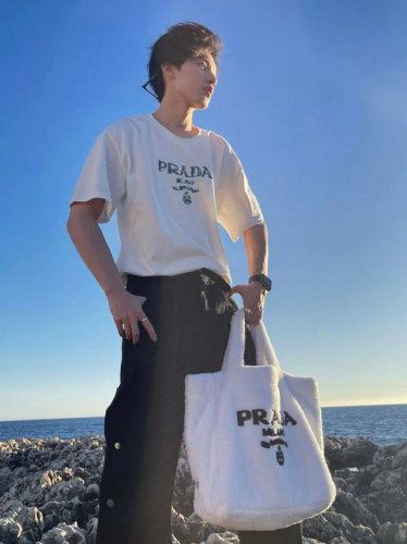 new# Prada 普拉达 专柜同款春夏男士新款简约款圆领短袖T恤。进口定织面料，主打穿着舒适、面料手感丝滑柔软，透气亲肤性极佳，着身无比的舒适，整体质感相当