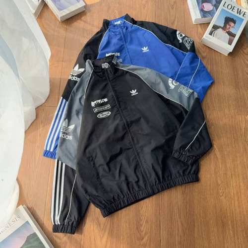 adidas阿迪达斯三叶草专柜同款发售夹克外套最优品质 爆炸上新 出街回头率超高的的夹克外套！三杠的设计搭配上左胸的小Logo设计，既经典又不失新潮！定制拉链头