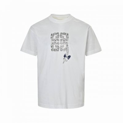 Givenchy 纪梵希 25Ss 辫子印花短袖 采用100%棉质面料，柔软透气，让你在夏日里尽享舒适。 胸前Gvc品牌字母印花，展现品牌独特魅力，简约而不失时