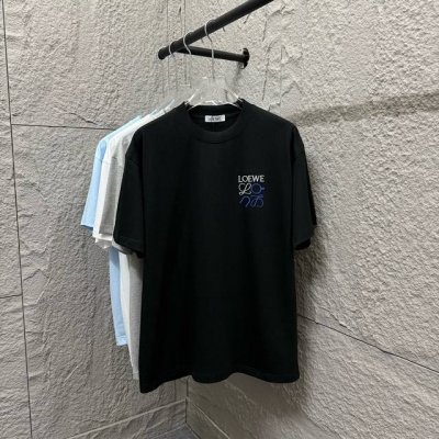 Loe*罗意*威2025春夏新款 经典字母图腾刺绣 定制双纱平纹纯棉面料 短袖T恤 男女同款 尺码： S 90-130斤 M 120-150斤 L 140-16