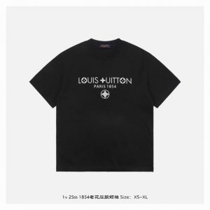 LV 25Ss 1854老花压胶短袖 面料采用230克重精梳棉 定制32支1*1螺纹 成衣两遍水洗处理 面料舒适亲肤无异感 定制定染面料 纺织密度高 垂感佳 不