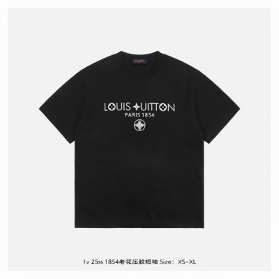 LV 25Ss 1854老花压胶短袖 面料采用230克重精梳棉 定制32支1*1螺纹 成衣两遍水洗处理 面料舒适亲肤无异感 定制定染面料 纺织密度高 垂感佳 不