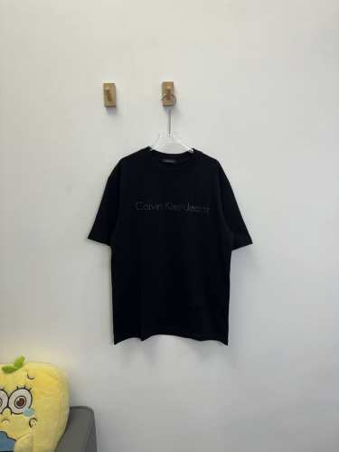 款号：H02 Ck Calvin Klein简约字母黑钻短袖T恤 正儿八经270克纯棉双砂面料 所有面料均已提前做过缩水 品质第一 所见即所得 不会洗一次版型就