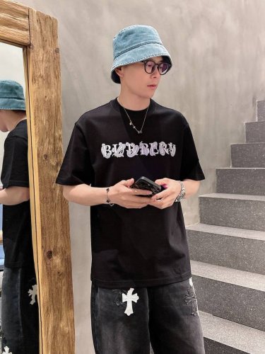 巴宝莉 2025春夏新款首发专柜最新款短袖圆领T恤 高端订制 设计前卫时尚！品牌Logo重工艺设计 高端定制丝光云朵棉面料.手感柔软.穿着舒适.专柜级别精致车线