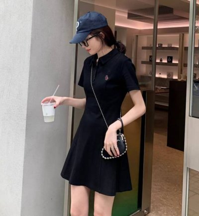 moncler蒙口剪刀标夏季简约Polo裙！官网专柜同款！！ 这是一款夏季女休闲裙简约休闲高端定制！ 修身款连衣裙，大摆褶皱设计，各种身材都能轻松驾驭，这款裙子