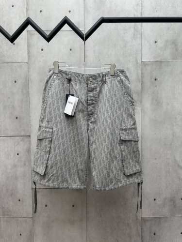 dior 迪奥 25Ss满印提花短裤 面料字母采用拔印工艺，是将原本纱线的颜色拔成白灰色，非市面上所谓的印花或者提花面料，面料质感有厚感便硬挺，非市面软啪啪的轻