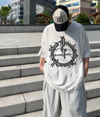 chrome Hearts 克罗心 尖货新款马蹄印情侣短袖 商品参数 采用260克双砂面料 三针五线做工，领口包包边条 今年火爆的品牌 看到了就忍不住要自留一件